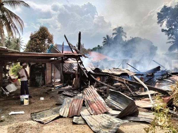 Keadaan rumah Che Madiran yang musnah dalam kejadian kebakaran di Kampung Bunut Payong pada Selasa.