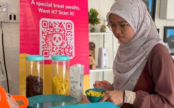 UMK memperkenalkan set makanan lengkap atau Food Basket Siswa Keluarga Malaysia untuk pelajarnya pada harga RM3.50 bagi meringankan beban mereka.