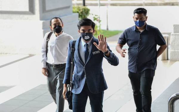 Syed Saddiq (tengah) hadir di Kompleks Mahkamah Kuala Lumpur pada Selasa bagi perbicaraan kes yang dihadapinya. - Foto Bernama