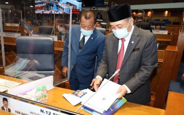 Hajiji bersama timbalannya, Datuk Seri Bung Moktar Radin pada sidang DUN Sabah.