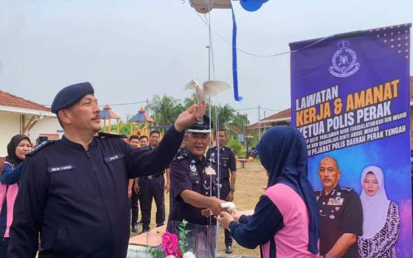 Mior Faridalathrash menyempurnakan gimik perasmian sempena Lawatan Kerja dan Amanat Ketua Polis Perak ke Ibu Pejabat Polis Daerah (IPD) Perak Tengah pada Selasa.