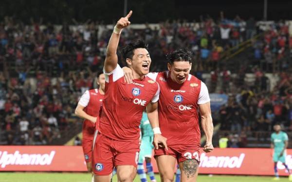 Pemain import Sabah FC, Tae Su-park (kiri) meraikan gol keduanya malam ini. - Foto Bernama