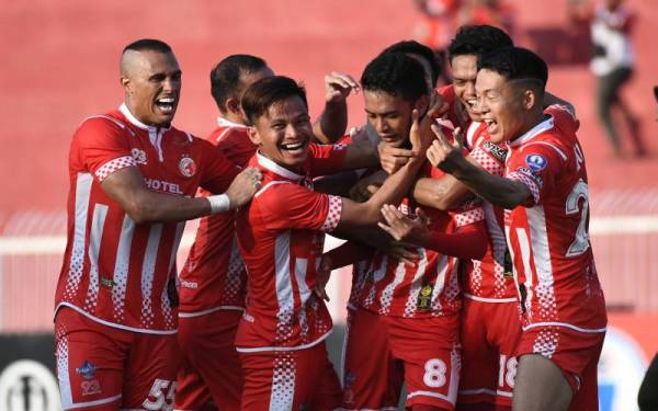 Syed Sobri (tiga, kanan) meraikan jaringan bersama pemain TRW ketika perlawanan Liga Premier menentang UiTM di Kota Bharu. - Foto Bernama