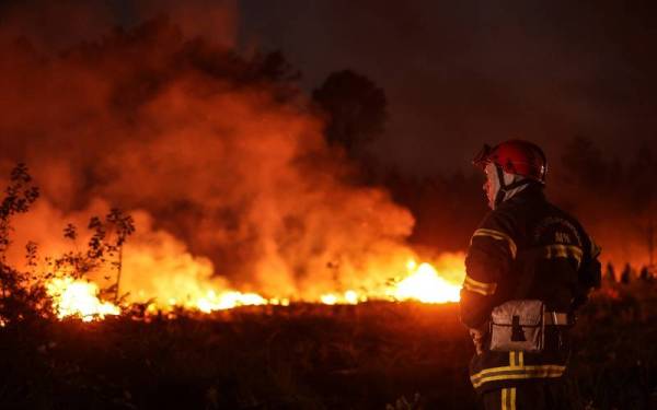 Seorang anggota bomba berusaha memadam kebakaran hutan di Gironde, Perancis. - AFP