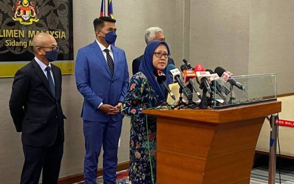 Isnaraissah Munirah ketika sidang akhbar di Pusat Media Parlimen pada Isnin.