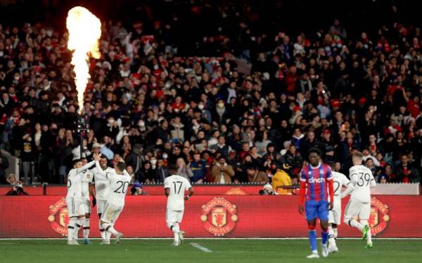 Martial meraikan jaringan bersama-sama pemain Manchester United ketika perlawanan persahabatan menentang Crystal Palace di Melbourne Cricket Ground, Melbourne. - Foto AFP