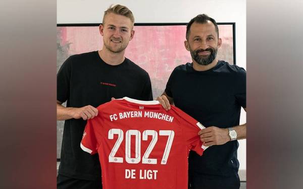 De Ligt bergambar bersama jersi 2027 sebagai simbolik beliau mengikat kontrak lima tahun bersama pasukan Bayern Munich. Foto: Twitter Bayern Munich