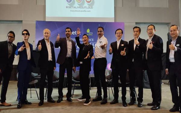 Kai Wai (tiga dari kiri) bersama pihak pengurusan SP Setia dan barisan artis semasa sidang media Setia Live Out Loud di Setia International Centre, Semenyih pada Selasa.