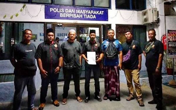 Sekumpulan lelaki termasuk penduduk kampung dan wakil pertubuhan kebajikan membuat laporan di Balai Polis Chendering, di Kuala Terengganu malam Selasa.