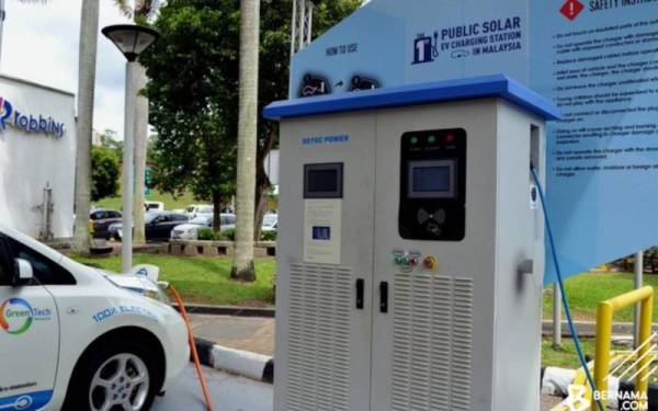 TNB dan Perodua disaran menjalin kerjasama dalam memperkenalkan kadar caj untuk kenderaan elektrik (EV) yang mampu dilanggani oleh rakyat. - Foto Bernama