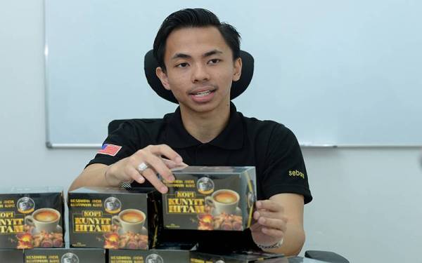 Mohamad Amirul menunjukkan produk Kopi Kunyit Hitam yang dijual pada harga
RM90 sekotak.