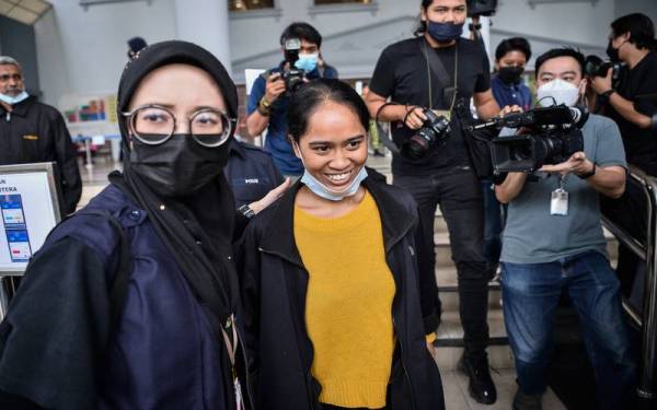 Siti Nuramira Abdullah, 26, (dua dari kiri) ditahan penguat kuasa Jabatan Agama Islam Wilayah Persekutuan (Jawi) selepas hadir di Kaunter Jaminan Kompleks Mahkamah Kuala Lumpur pada Selasa. - Foto Bernama