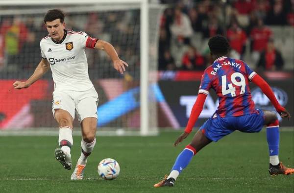 Maguire (kanan) ketika beraksi menentang Crystal Paalace dalam satu aksi persahabatan di Melbourne, Australia pada Selasa.