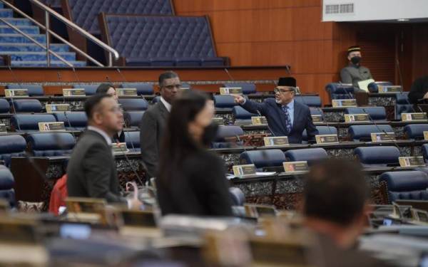 Keadaan tegang melibatkan Tajuddin dengan ahli-ahli pembangkang pada Mesyuarat Pertama Penggal Kelima, Parlimen ke-14 di Bangunan Parlimen pada Rabu. - Foto Bernama