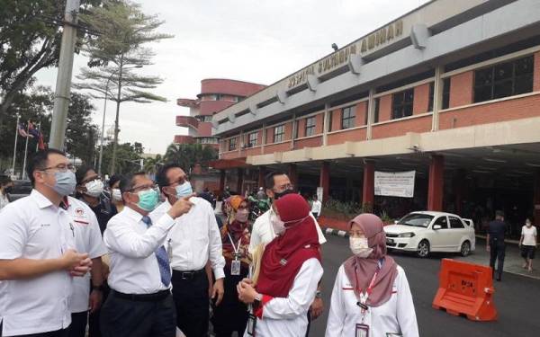 Dr Aman (dua dari kiri) menunjukkan kepada Tian Soon (kiri) kerja-kerja menaik taraf yang akan dilakukan di HSA, Johor Bahru bermula bulan depan.