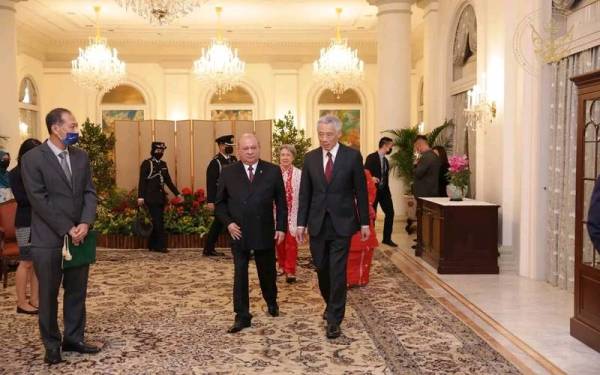 Sultan Ibrahim tiba di Singapura untuk lawatan rasmi di republik itu. - Foto Facebook Sultan Ibrahim Sultan Iskandar