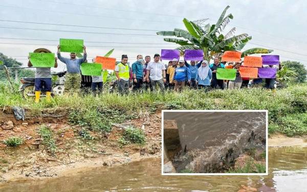 Mohamad Ali (tengah) bersama petani dan pekebun memegang plakat jangan cemari sungai kami. Gambar kecil: Air sungai hitam didakwa dicemari sisa toksik dan bahan kimia.