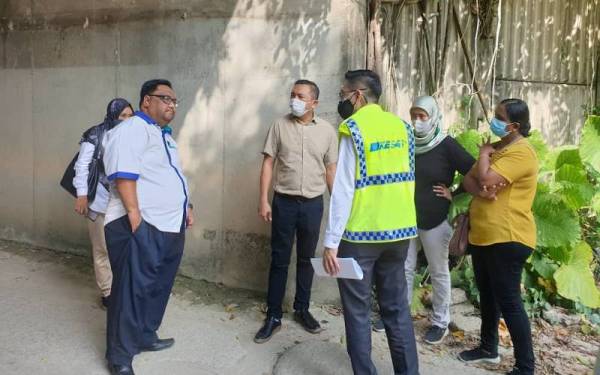 Sze Han (tengah) ketika lawatan tapak bersama pihak JPS, KESAS, Majlis Bandaraya Subang Jaya serta wakil penduduk pada Isnin.