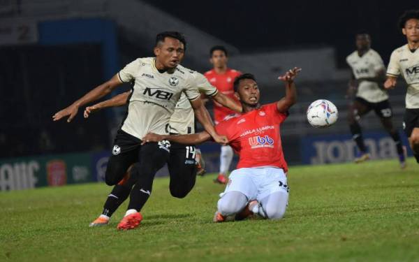 Pemain KL City, Akram Mahinan (kanan) diasak pemain Selangor, Muhammad Fazly Mazlan ketika perlawanan Liga Super di Stadium Majlis Bandaraya Petaling Jaya malam Rabu.