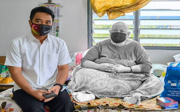 Azmizam (kiri) ketika melawat arwah Ahmad Shahrul Nizam di rumahnya di Telok Gong, di sini pada April lalu.