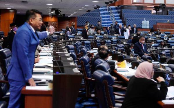 Suasana kecoh ahli-ahli parlimen pembangkang di Dewan Rakyat pada Selasa. - Foto Bernama