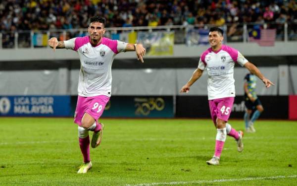 Rodriguez (kiri) meraikan gol jaringannya pada perlawanan Liga Super menentang Penang di Stadium Bandaraya pada Rabu.