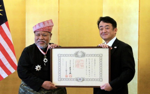 Takahashi (kanan) menyampaikan anugerah &#039;Order of the Rising Sun, Gold and Silver Star&#039; daripada Maharaja Jepun kepada Ahmad Puzi di atas sumbangannya kepada keselamatan maritim. - Foto Berrnama