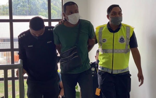 Mohd Nor&#039;muzil (tengah) didenda RM50,000 selepas mengaku bersalah di Mahkamah Sesyen Sepang kerana membuat hantaran jelik menghina agama Islam di aplikasi YouTube.