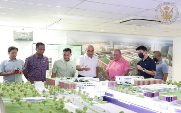 Sultan Johor (tiga dari kanan) diberi penerangan selepas berkenan berangkat melawat tapak projek Sistem Transit Rapid (RTS) Link di Terminal Woodlands North, Singapura pada Khamis. - Foto FB Sultan Ibrahim Sultan Iskandar