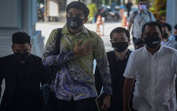 Syed Saddiq hadir di Kompleks Mahkamah Kuala Lumpur pada Khamis bagi perbicaraan kes yang dihadapinya iaitu empat pertuduhan berkaitan pecah amanah dana Angkatan Bersatu Anak Muda (Armada) berjumlah RM1 juta dan pengubahan wang haram. - Foto Bernama