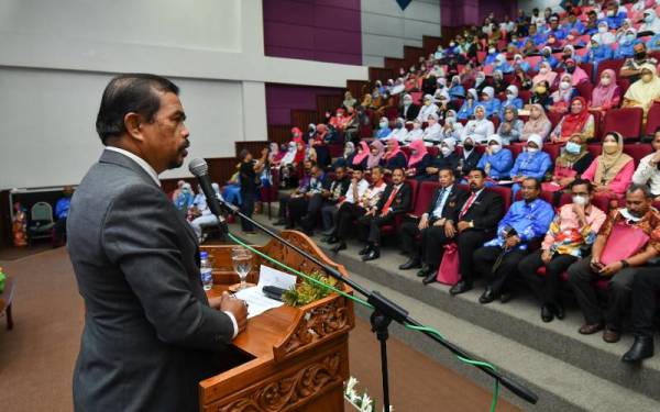 Adnan (kiri) berucap pada Program Perhimpunan Penjawat Awam Negeri Terengganu di Universiti Malaysia Terengganu (UMT) hari ini. - Foto Bernama