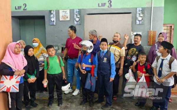 Keadaan dua lif yang rosak menyukarkan penghuni di Blok B, PPR Kempas Permai, Kempas, Johor Bahru melakukan urusan harian.