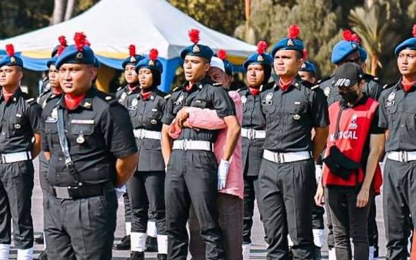 Kelihatan seorang warga emas sanggup berdiri di tengah panas mengangkat dan memeluk erat anaknya yang sebelum itu rebah dalam perbarisan sempena Hari Penguat Kuasa KPDNHEP. - Foto FB Alexander Nanta Linggi