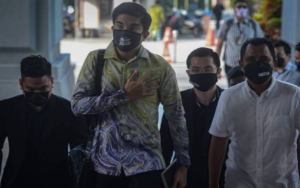 Syed Saddiq hadir di Kompleks Mahkamah Kuala Lumpur pada Khamis bagi perbicaraan kes yang dihadapinya. - Foto Bernama