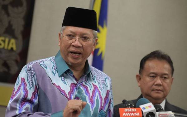 Annuar ketika sidang akhbar di Bangunan Parlimen pada Khamis. - Foto Bernama