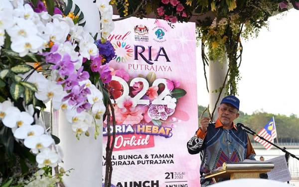 Shahidan ketika berucap semasa Majlis Pra Pelancaran Festival Bunga dan Taman Floria Diraja Putrajaya di Anjung Floria, Presint 4 pada Khamis. - Foto Bernama