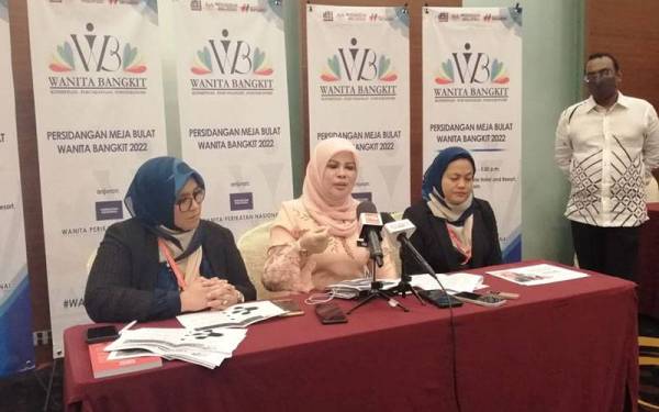 Mas Ermieyati (kiri) dan Rina (tengah) pada sidang akhbar Persidangan Meja Bulat Wanita Bangkit 2022 di Glenmarie Hotel dan Golf Resort di sini pada Khamis.