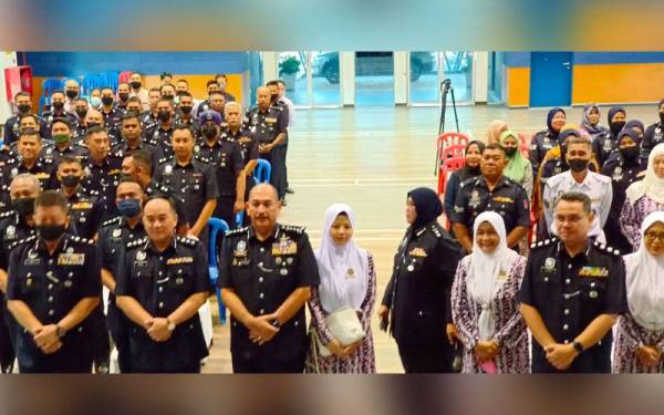 Mior Faridalathrash (depan, tiga dari kiri) bersama warga PDRM Perak pada Perhimpunan Bulanan dan Amanat Ketua Polis Perak di Ipoh pada Rabu.