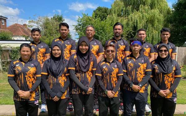 Zuraidi (barisan belakang, tiga dari kiri) bersama barisan pemain boling padang negara di Lillington Bowls Club, Birmingham.