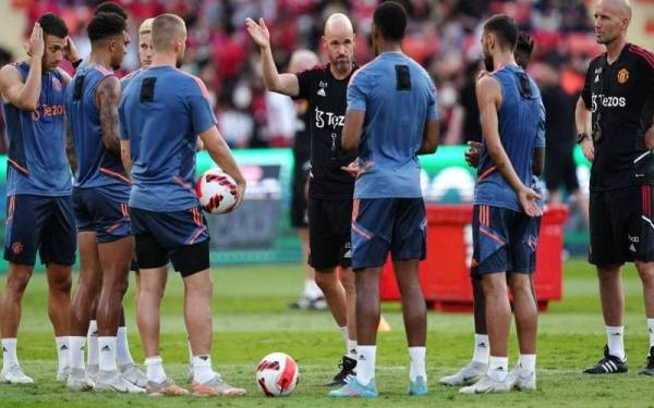 Ten Hag (tengah), mahu membentuk tahap disiplin tinggi dalam kalangan pemain United musim ini. - Foto Football 365