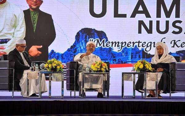 Nassaruddin (tengah) bersama Baba Ghazali Ahmad Al- Fatani (kanan) pada Bicara Ulama Nusantara sempena Program Jelajah Aspirasi Keluarga Malaysia (AKM) Kelantan di Stadium Sultan Muhammad IV hari ini.Foto Bernama