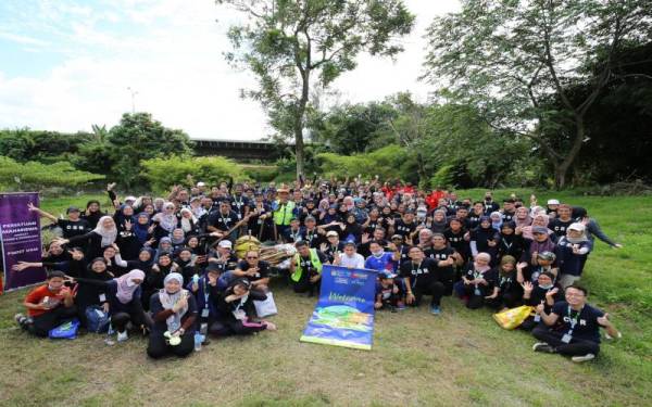 Lebih 300 peserta menyertai kempen 'It's Time for Our River' di Taman Rekreasi Sungai Langat, Bangi baru-baru ini.