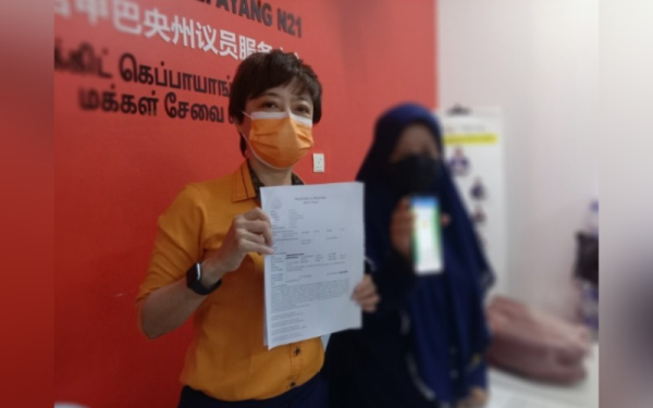 Nicole (kiri) bersama Ika menunjukkan laporan polis yang dibuat mangsa selepas kerugian RM202,500 akibat ditipu.