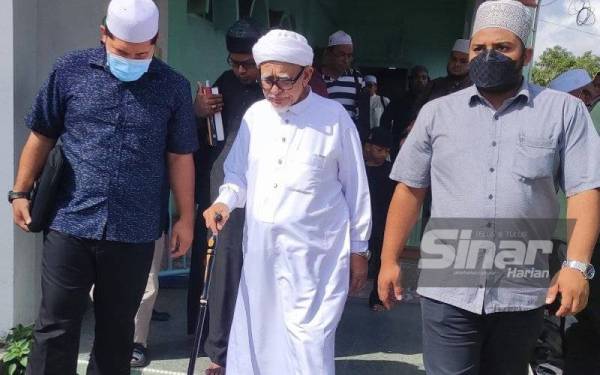 Abdul Hadi (tengah) selepas selesai menyampaikan kuliah mingguan di Masjid Rusila di Marang pada Jumaat.