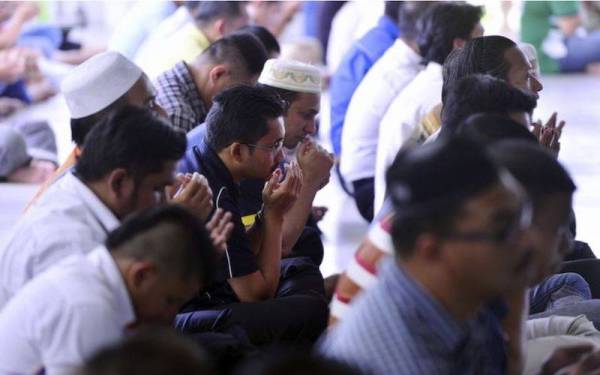 Umat Islam wajib berganding bahu memastikan pegangan Ahli Sunnah Waljamaah terus dihayati dan diamalkan. (Gambar hiasan)