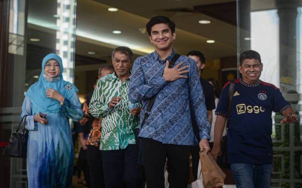 Ahli Parlimen Muar Syed Saddiq Syed Abdul Rahman hadir di Kompleks Mahkamah Kuala Lumpur, pada Jumaat bagi perbicaraan kes yang dihadapinya iaitu empat pertuduhan berkaitan pecah amanah dana Angkatan Bersatu Anak Muda (Armada) berjumlah RM1 juta dan pengubahan wang haram. - Foto Bernama
