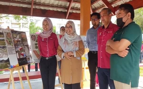 Rodziah (dua dari kiri) dan Abd Hamid (dua dari kanan) melihat pameran taman riadah yang dibaik pulih di Pangsapuri Ruvena Villa, Taman Putra Perdana pada Jumaat.