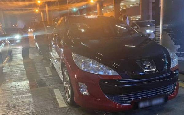 JPJ menyita kenderaan jenis Peugeot dalam operasi di Lapangan Terbang Antarabangsa Kuala Lumpur 2 (KLIA2), Sepang pada Khamis.