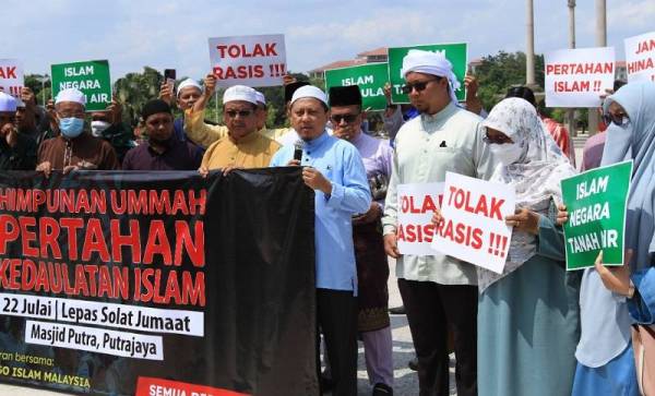 Kamaruzaman Mohamad (empat dari kanan) ketika menyampaikan ucapan pada Himpunan Pertahan Kedaulatan Islam yang diadakan di Dataran Masjid Putra, Putrajaya selepas solat Jumaat. - Foto SINAR HARIAN/ ROSLI TALIB.