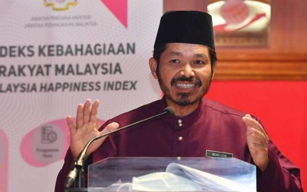 Ketua Perangkawan Datuk Seri Mohd Uzir Mahidin membentangkan Laporan Indeks Kebahagiaan Rakyat Malaysia 2021 di Jabatan Perangkaan Malaysia hari ini.- Foto Bernama